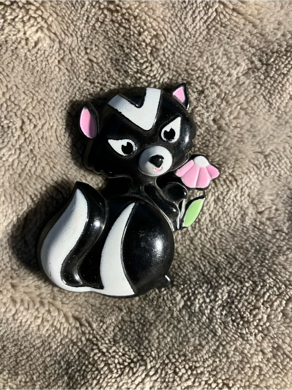 VTG 70s Avon Fragrance Glace Pin Pal  - Sniffy the Skunk  Glace